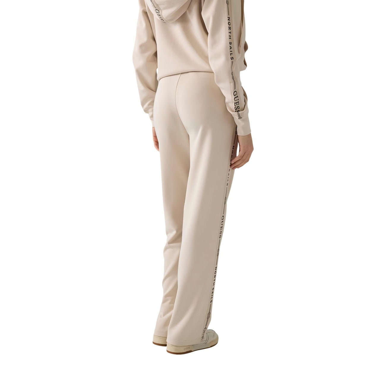 Pantaloni Guess donna beige sportivi W6GB29 K3282. Jogger wide fit morbidi in modal con fascia elastica in vita, tasche e banda con logo Guess sulla gamba, abbigliamento casual e athleisure 4 stagioni.