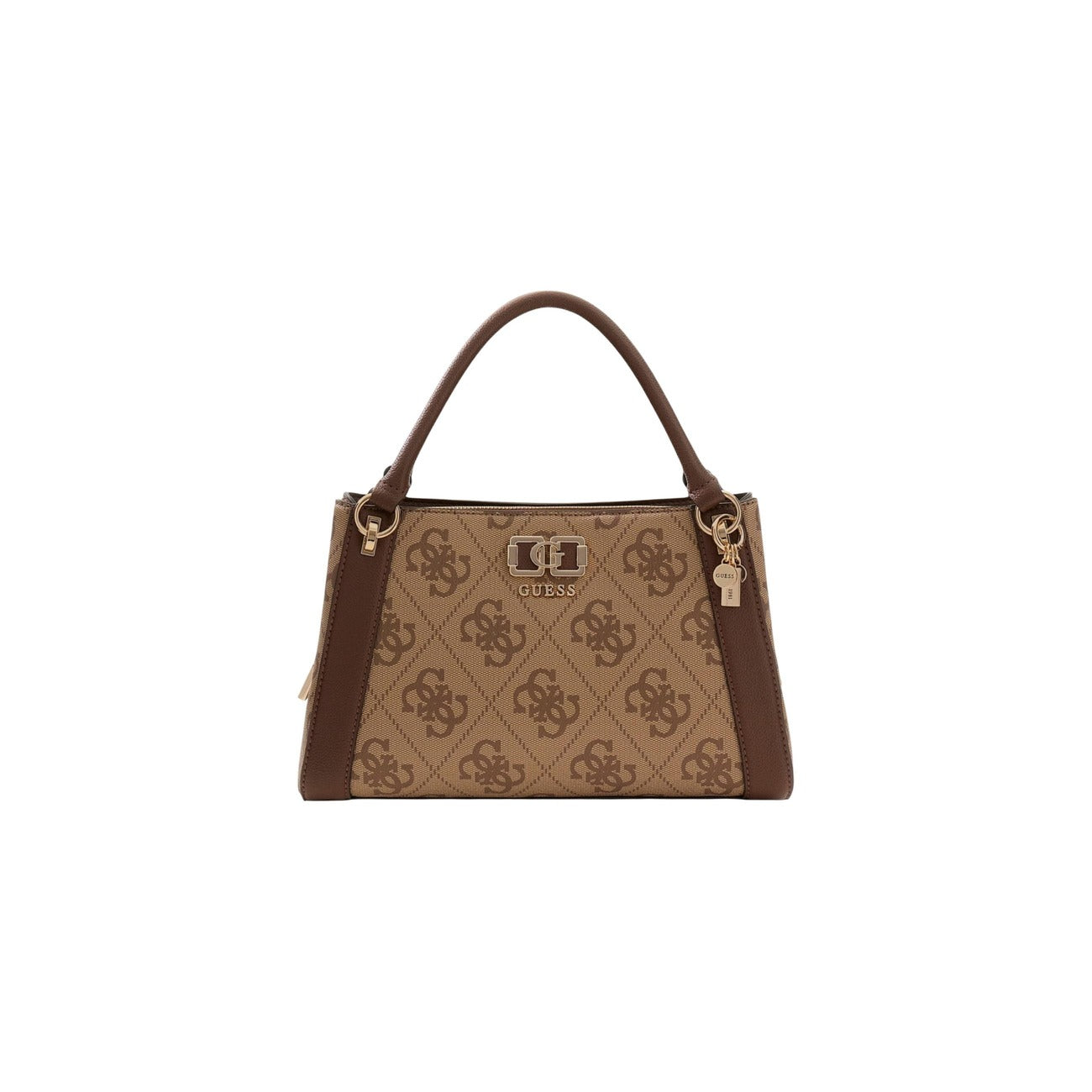 Guess Karnilla Logo Satchel; borsa bauletto marrone con stampa logo, charm gold e chiusura sicura a cerniera. Un accessorio glamour e capiente, perfetto per outfit eleganti e professionali. Vista frontale 