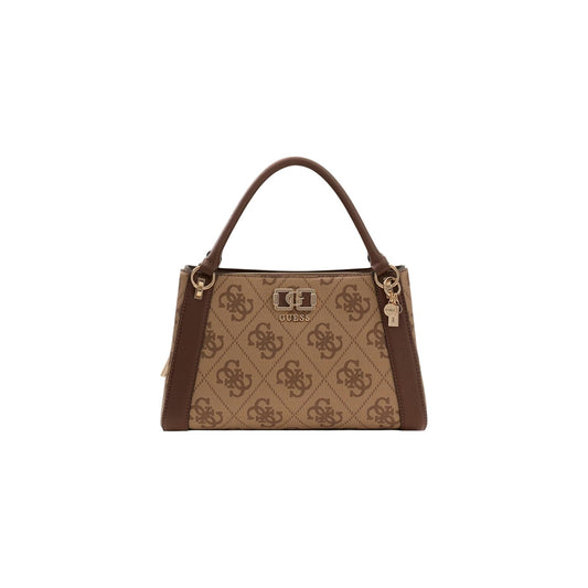 Guess Karnilla Logo Satchel; borsa bauletto marrone con stampa logo, charm gold e chiusura sicura a cerniera. Un accessorio glamour e capiente, perfetto per outfit eleganti e professionali. Vista frontale 