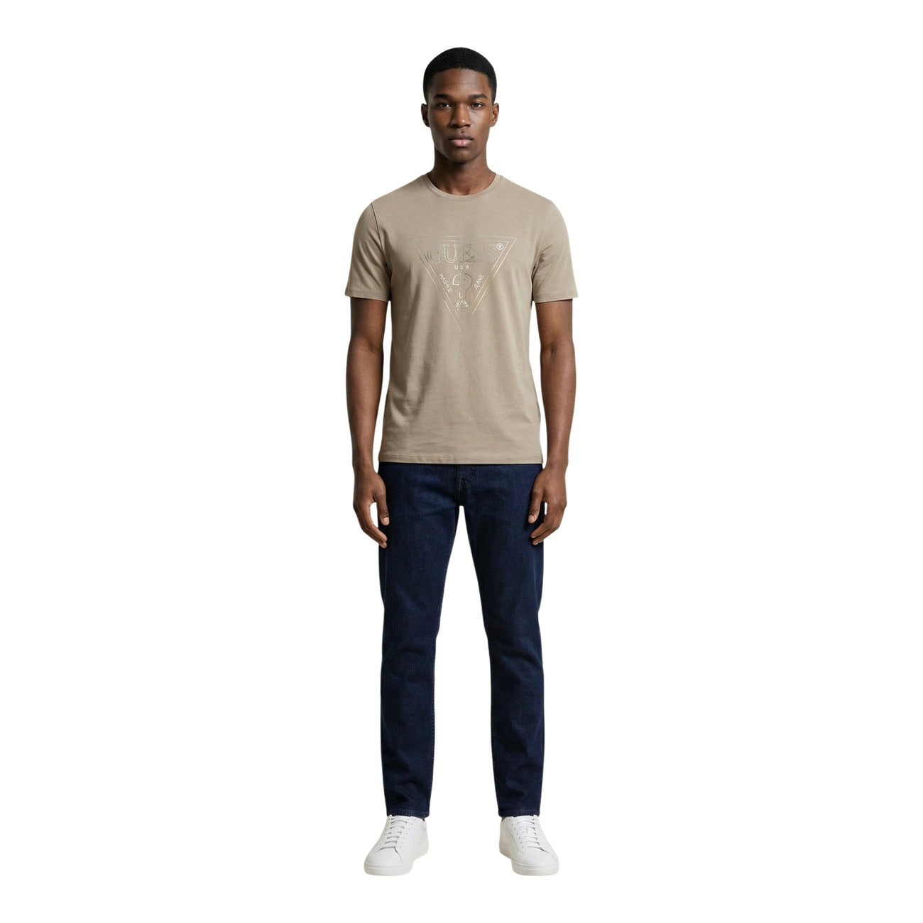 T-shirt uomo Guess CN SS TRIANGLE HD MULTICOLOR T beige in cotone a maniche corte primavera estate - vista frontale figura intera indossata da modello