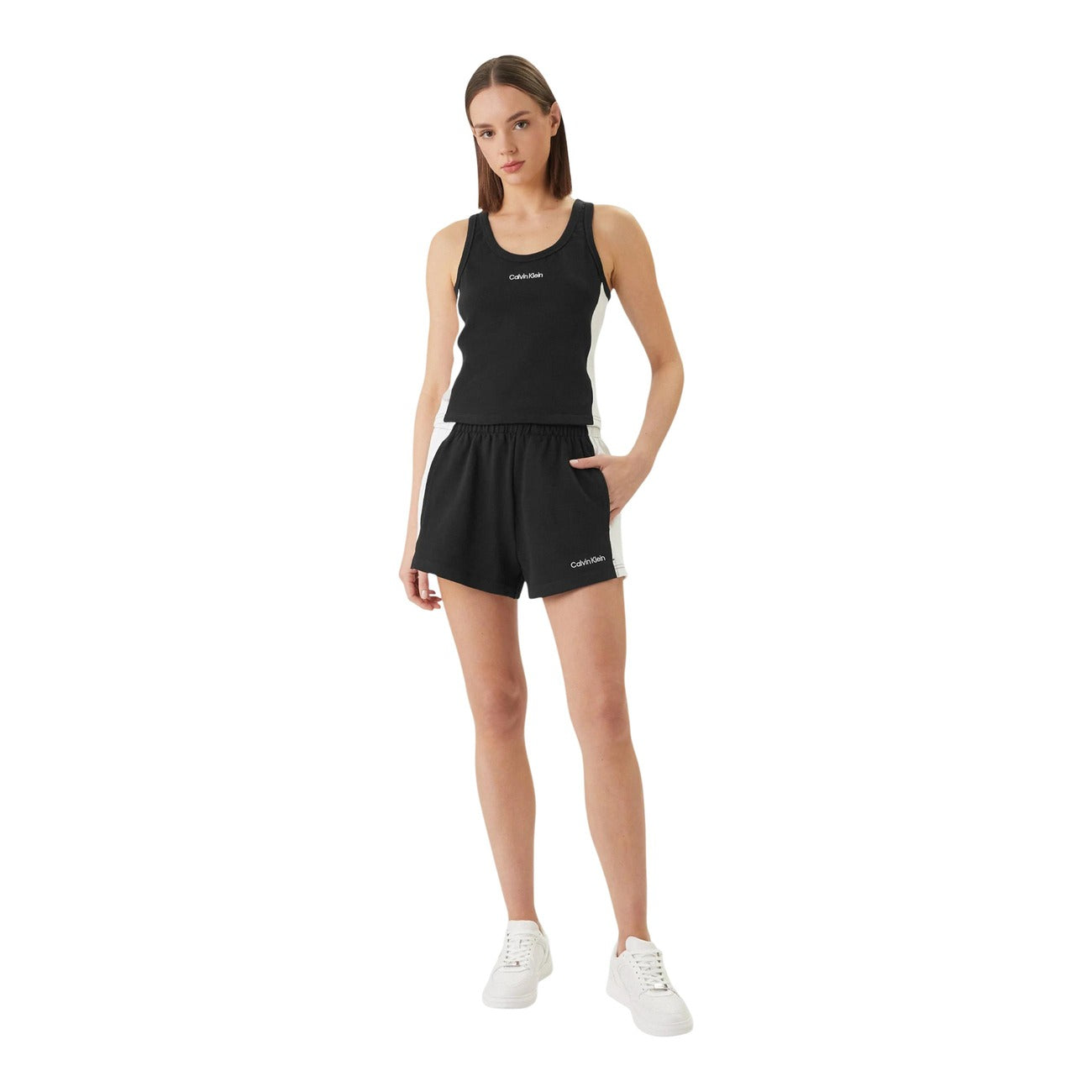 Canotta Jersey Calvin Klein; Nero. 100% Cotone. Fit aderente, dettagli laterali a contrasto, logo ricamato. Leggera, traspirante e versatile per sport e relax. Figura intera 