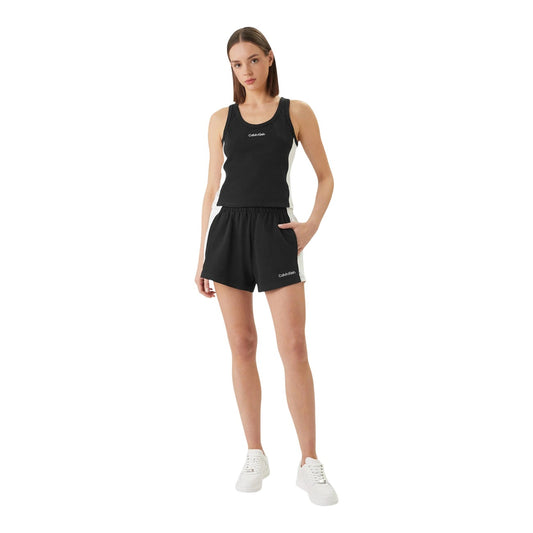 Canotta Jersey Calvin Klein; Nero. 100% Cotone. Fit aderente, dettagli laterali a contrasto, logo ricamato. Leggera, traspirante e versatile per sport e relax. Figura intera 