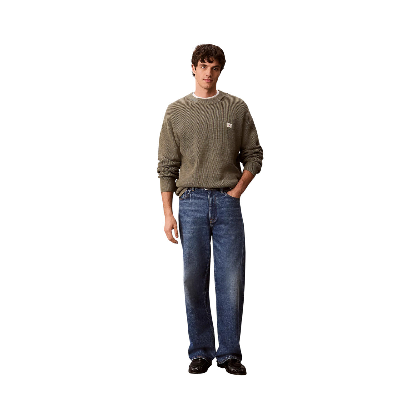 Maglione Girocollo Uomo Calvin Klein Jeans; Verde. 100% Cotone leggero lavorato a nido d'ape (waffle), vestibilità regolare e logo sul petto. Ideale per le mezze stagioni, stile casual-chic. Frontale figura intera 