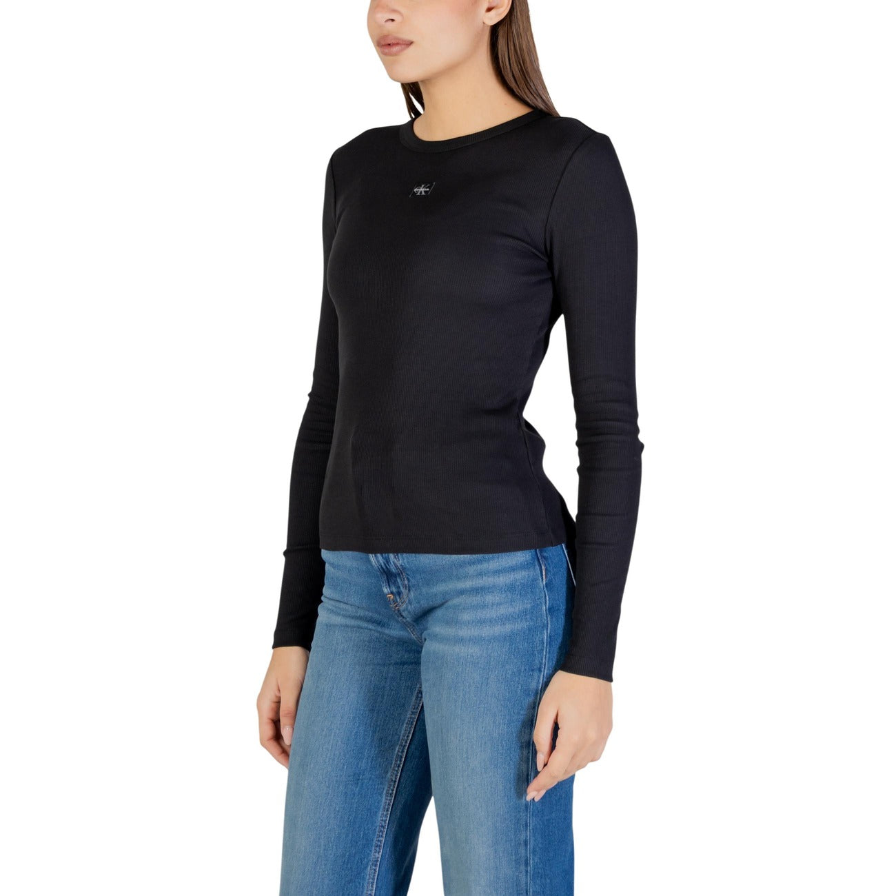 Maglia Manica Lunga CK Jeans; Nero. 94% Cotone, 6% Elastam. Vestibilità stretch, logo ricamato, girocollo. Capo versatile per la mezza stagione e il layering. Vista frontale laterale 