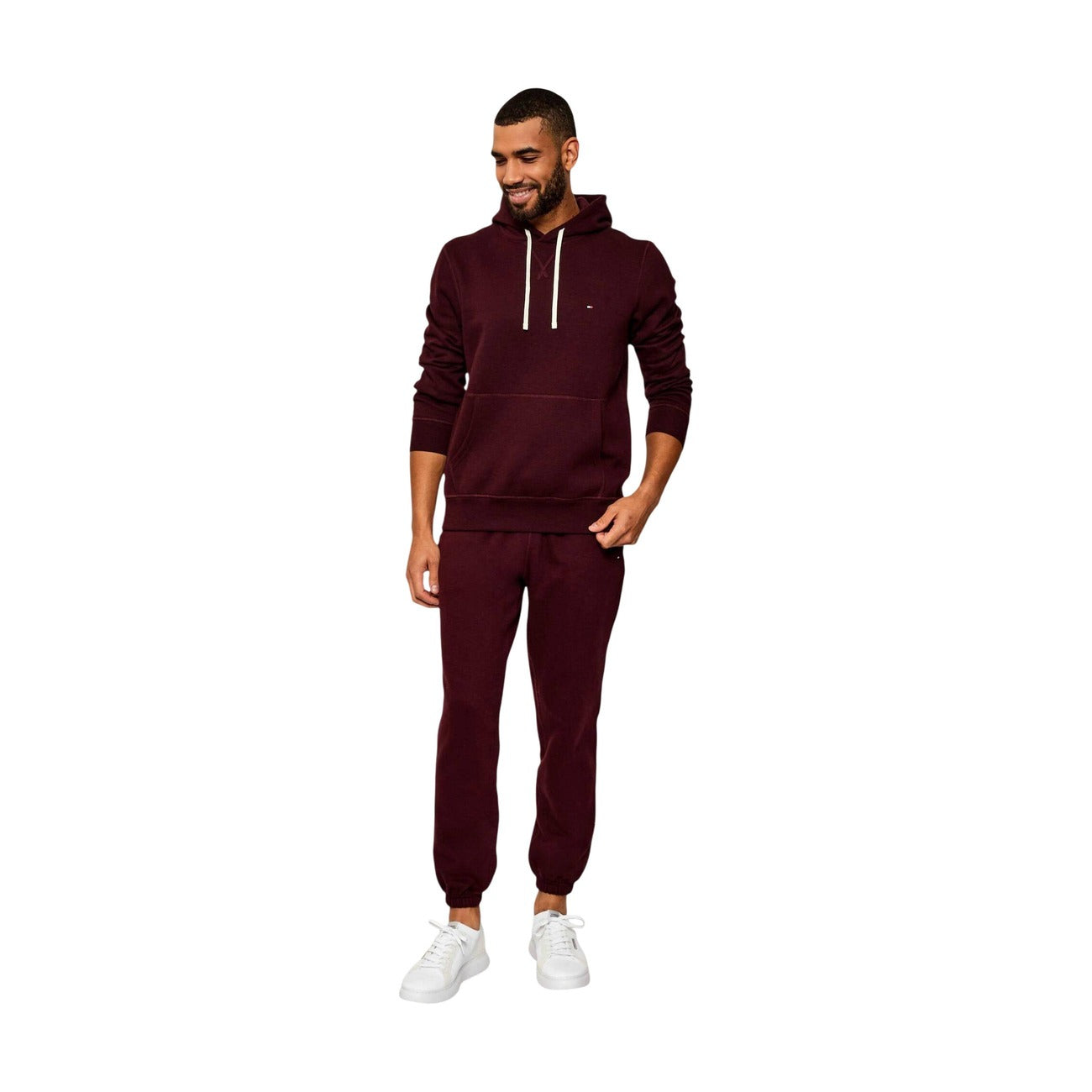 Felpa Tommy Hilfiger uomo bordeaux con cappuccio MW0MW39997. Felpa in misto cotone spazzolato effetto manopesca con tasca a marsupio frontale, coulisse a contrasto e logo ricamato, abbigliamento uomo autunno inverno.