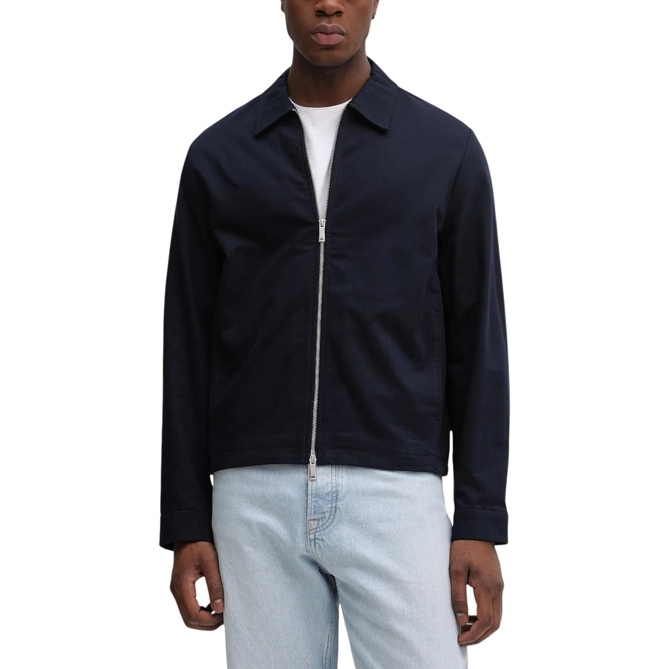 Giacca Calvin Klein uomo blu con cerniera collo alto tasche 100% poliestere - vista frontale indossata da modello figura intera
