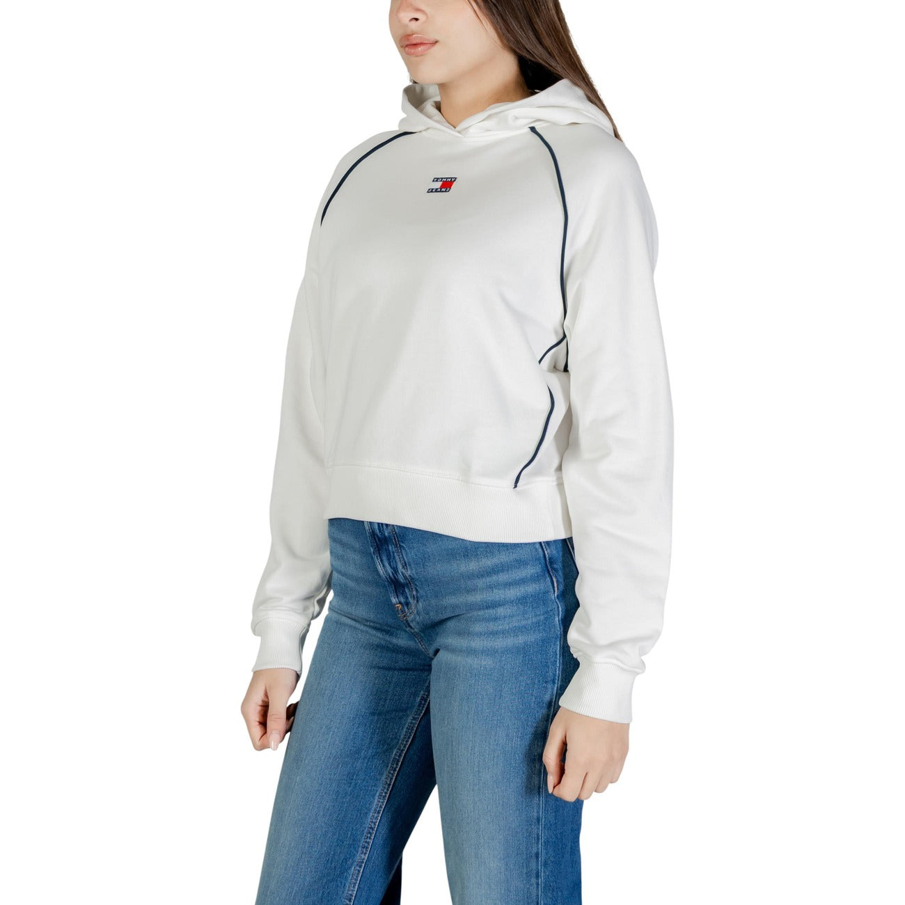 Felpa Relaxed Tommy Jeans; Bianco. 100% Cotone Organico. Cappuccio, maniche raglan, dettagli a contrasto. Vestibilità comoda, stile eco-friendly e iconico. Laterale 