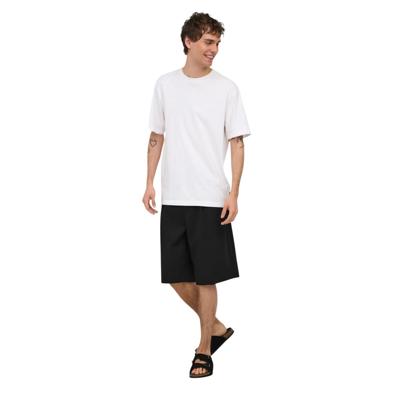 Bermuda Neri Loose Tailored Only & Sons; 78% Poliestere Riciclato. Vestibilità ampia, dettagli sartoriali, tessuto elasticizzato e leggero. Eleganti, sostenibili e freschi per l'estate. Figura intera frontale 