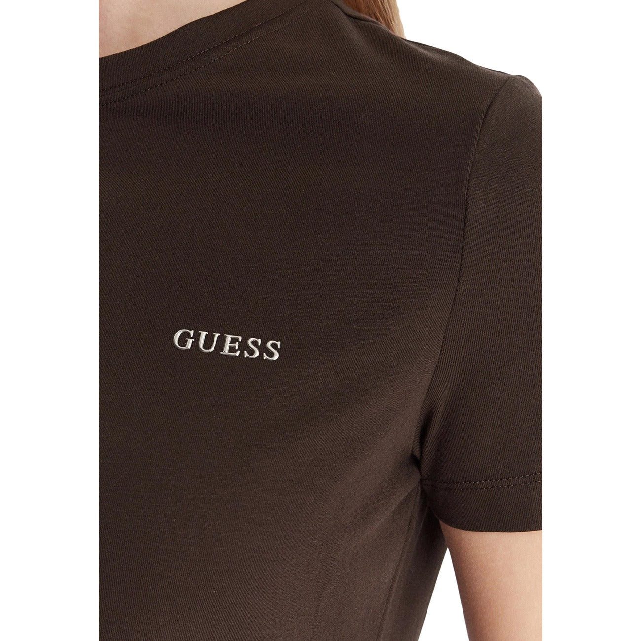 T-shirt Guess Active donna marrone scuro modello V6RI07 J1314. Maglietta a maniche corte da donna in cotone stretch con scollo tondo e mini logo Guess sul davanti, t-shirt sportiva leggera e casual per il tempo libero e il fitness della collezione primavera estate.