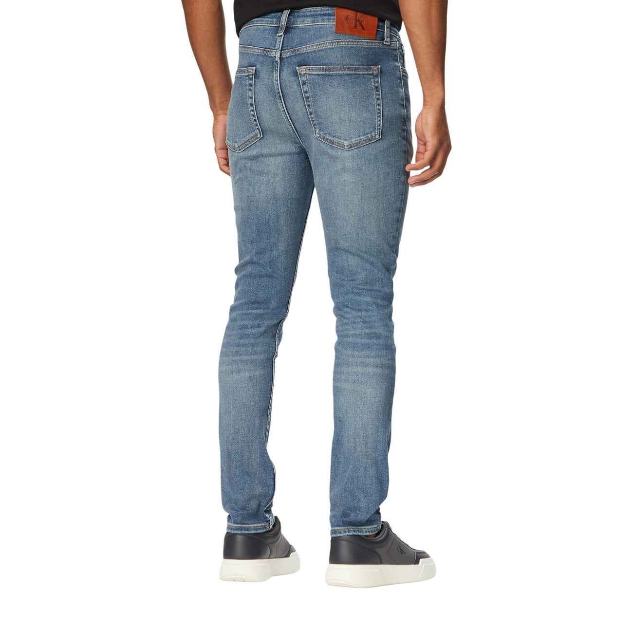 Jeans Skinny Blu Calvin Klein; Ultra Stretch. 8% Elastam per massimo comfort. Taglio 5 tasche, patch in pelle, chiusura con zip. Vestibilità aderente, flessibile e resistente. Il denim tecnico che valorizza la figura. Posteriore 