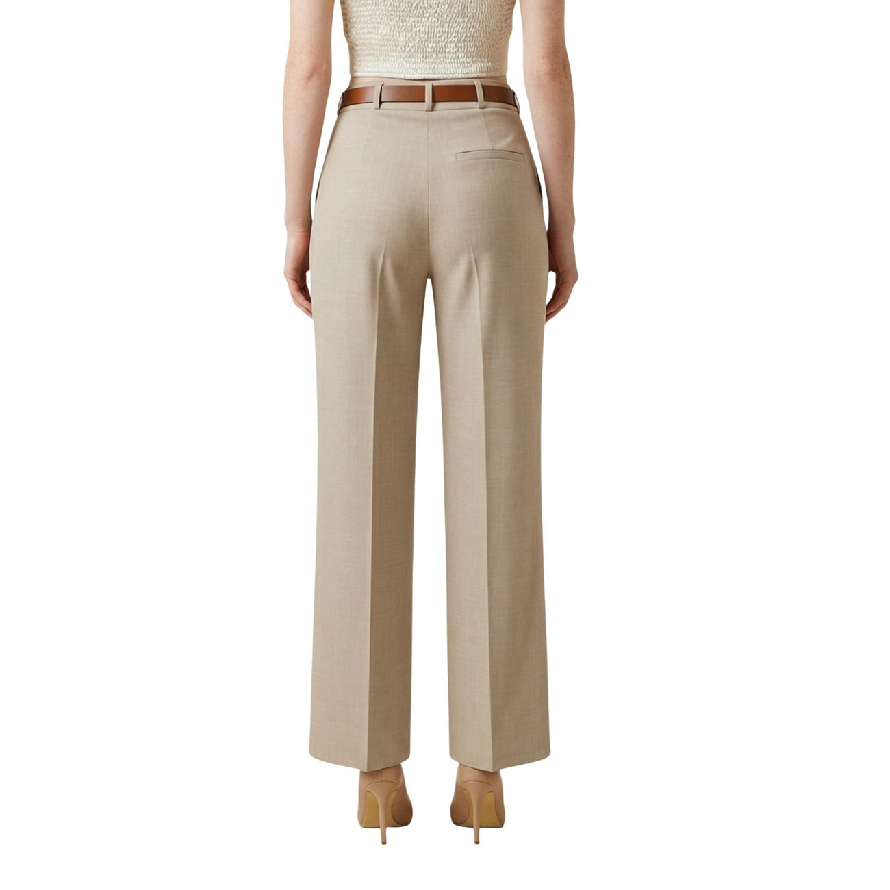 Artigli Cropped Pant ACPA004841; 100% poliestere, piega centrale, cintura con fibbia metallica inclusa. Il pantalone sartoriale moderno e versatile. Colore beige vista posteriore 