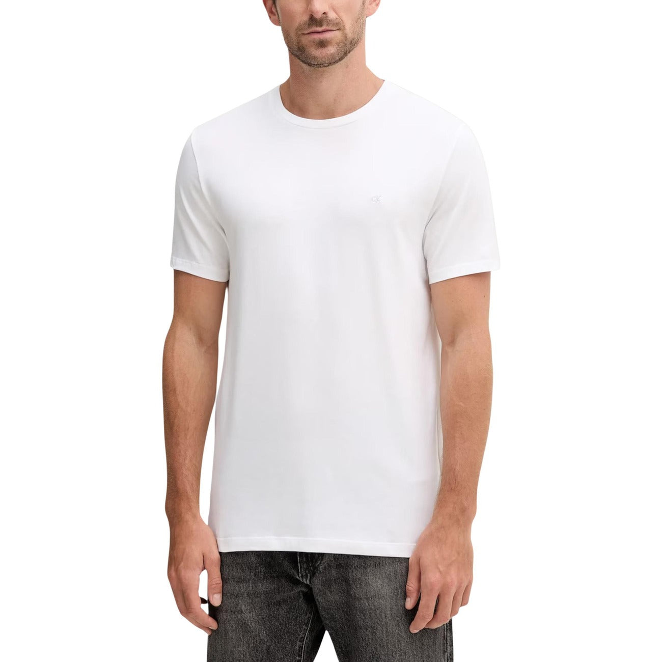 T-shirt stretch uomo Calvin Klein LV04LC240G; 95% cotone, 5% elastam, logo CK ricamato. Taglio classico, vestibilità flessibile. Colore bianco. Vista frontale 