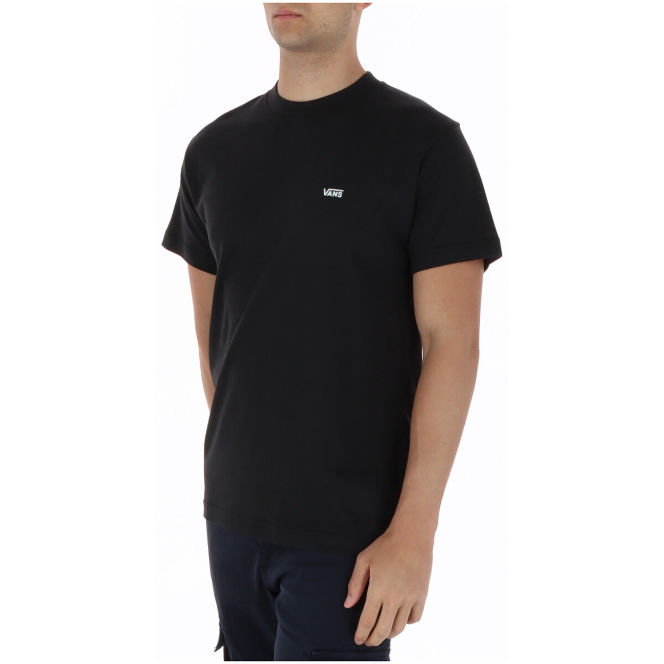 T-shirt Vans Left Chest; 100% Cotone. Logo ricamato sul petto, vestibilità morbida, colore nero. Maglia uomo girocollo resistente e versatile per la PE26.