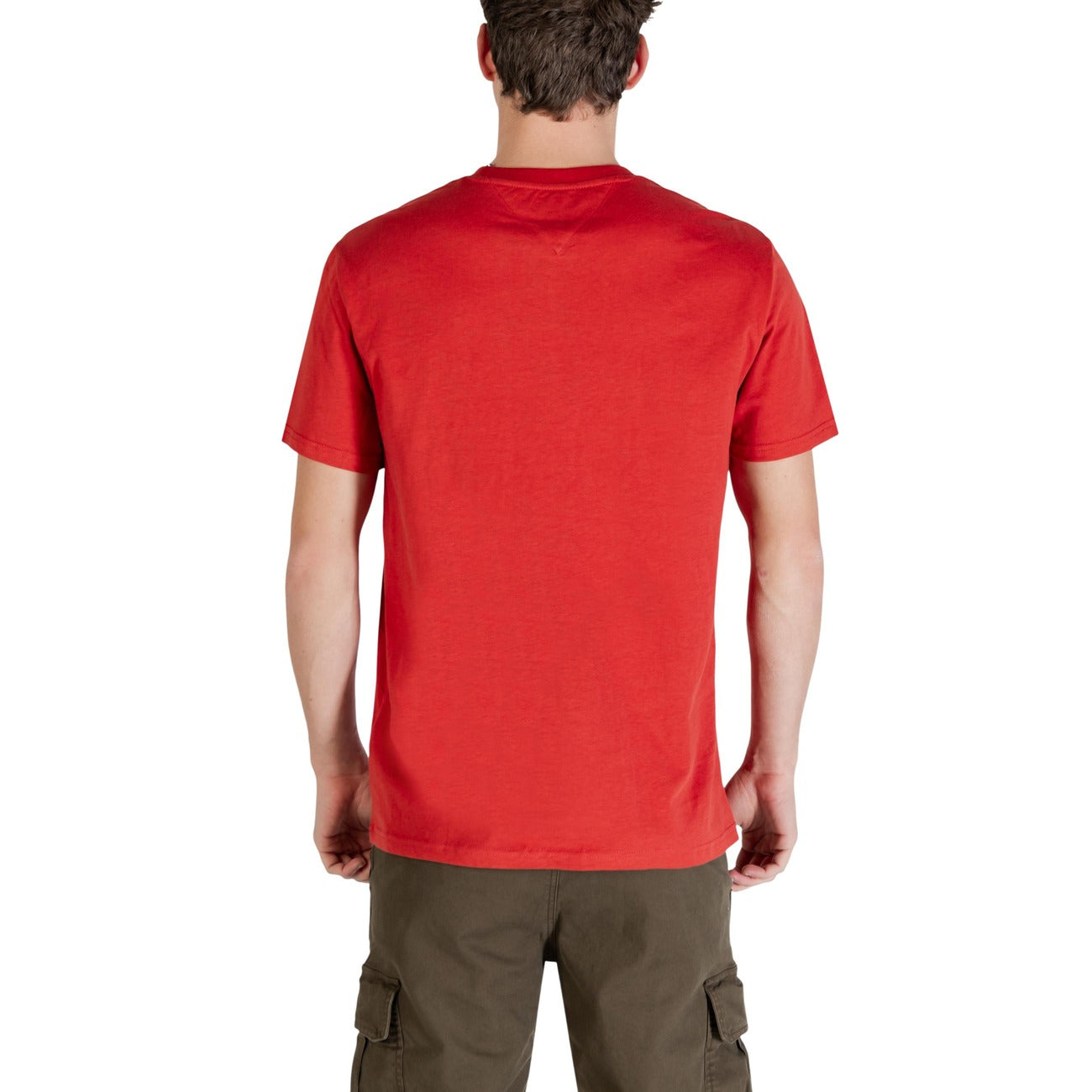 T-shirt Tommy Jeans Slim Linear; 100% Cotone Rigenerato. Taglio slim fit, logo frontale distintivo, maniche corte. Comfort sostenibile per un look casual ricercato. Colore rosso. Vista posteriore 