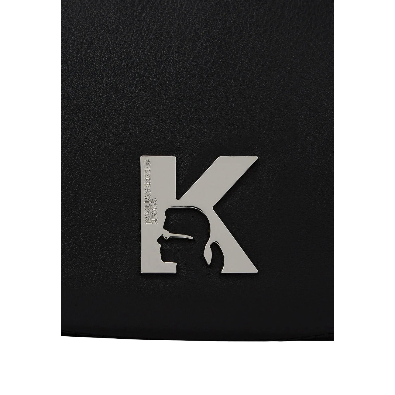 Borsa Luna Doppia Tracolla; 50% Poliuretano, 50% Poliestere. Fibbie metalliche, chiusura zip, logo K. Borsa spalla donna strutturata e moderna, ideale per la PE26. Dettaglio logo 