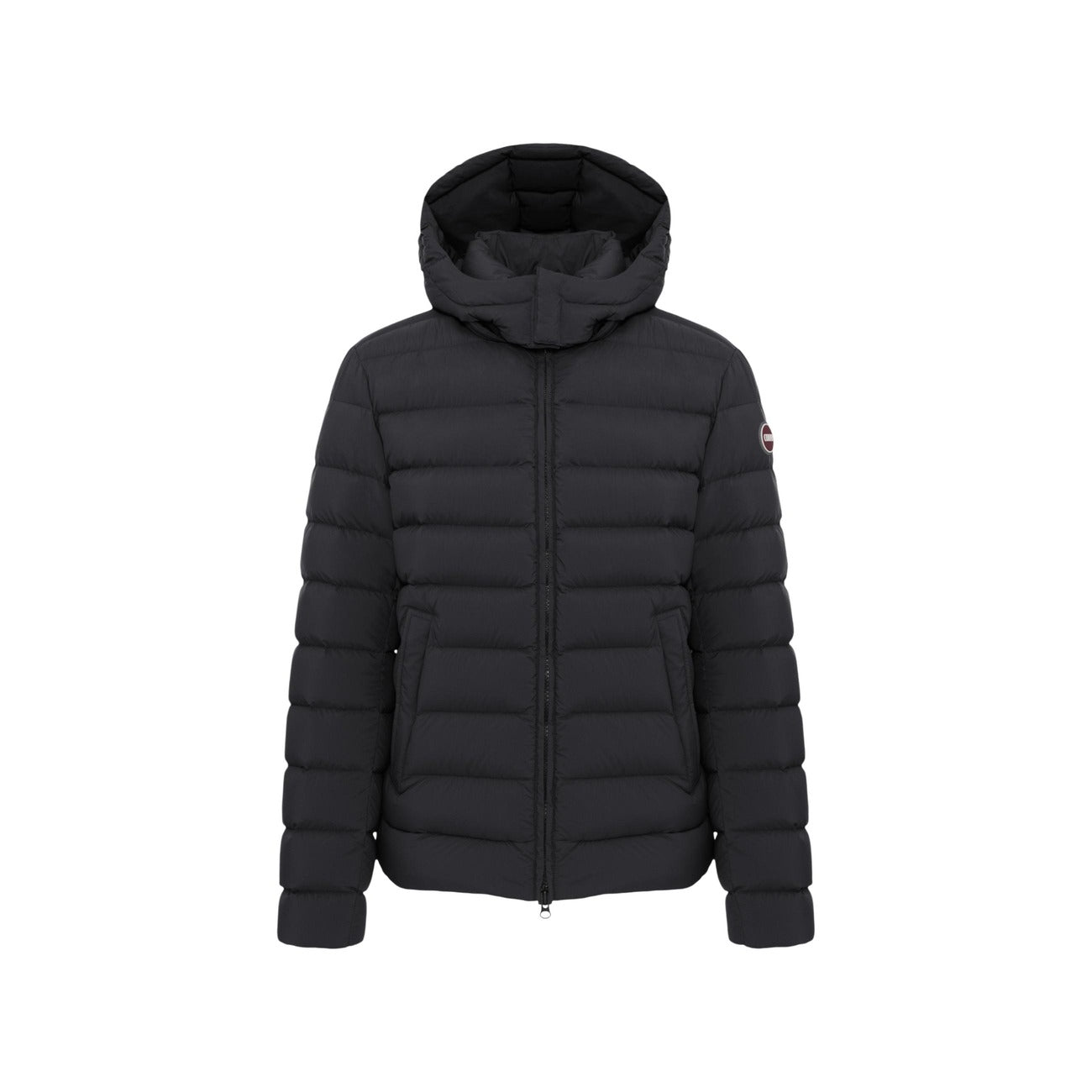 Piumino Colmar uomo nero opaco con cappuccio rimovibile. Giaccone invernale idrorepellente in piuma d'oca naturale certificata RDS, tessuto riciclato, coulisse sul fondo e patch logo Colmar Originals.