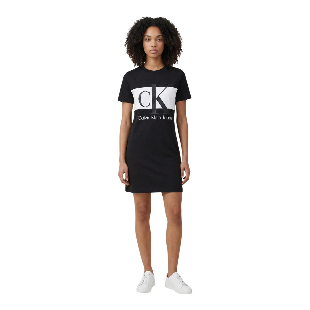 Mini abito T-shirt nero in tessuto di cotone, con maniche corte, scollo rotondo e logo ricamato a contrasto sul davanti. Vista frontale Figura intera 