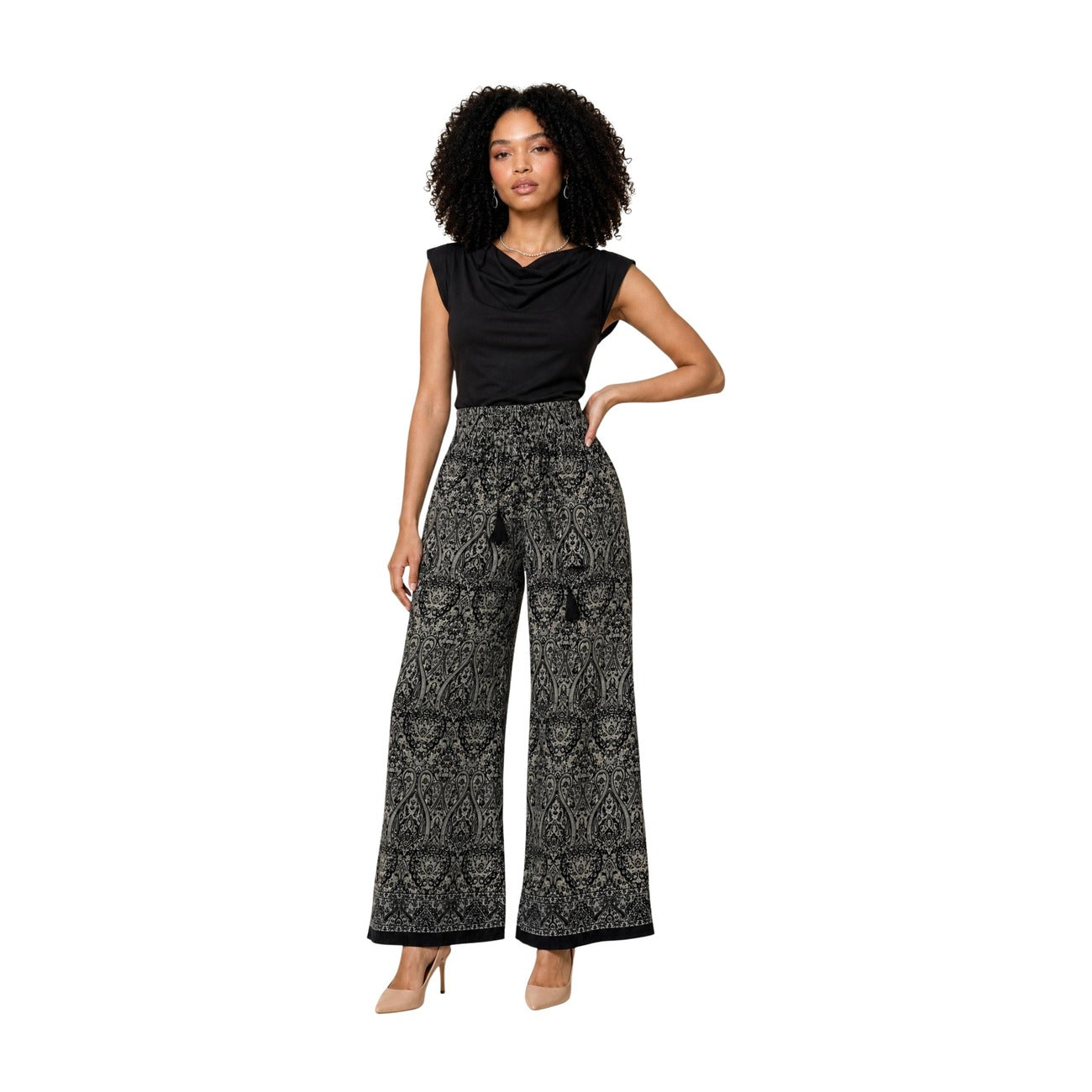 Pantaloni Ampi Neri Ayfee; Misto Seta. Vita elastica con coulisse e nappine, tasche laterali, stampa grafica. Tessuto leggero, fresco e fluido per un look di tendenza. Vista frontale figura intera 
