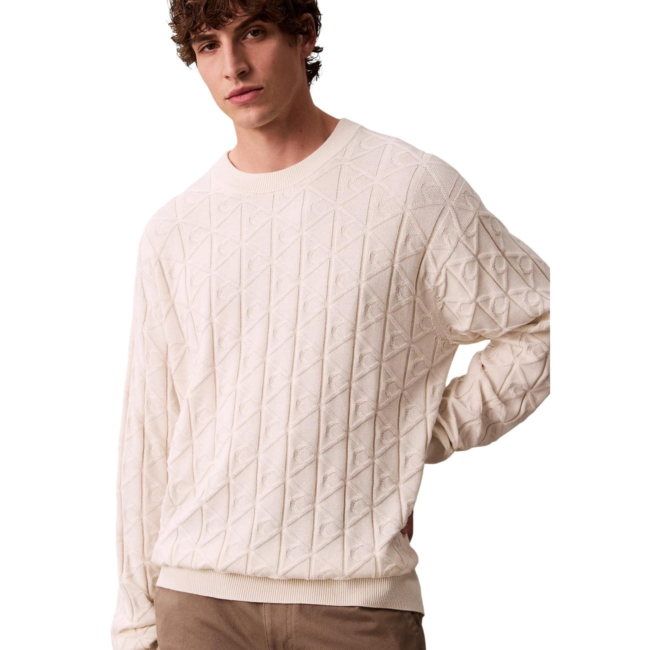 Maglione Relaxed Calvin Klein; Logo All-Over. 100% Cotone. Girocollo, finiture a costine, vestibilità comoda. Design d'autore minimale e ricercato. Frontale 