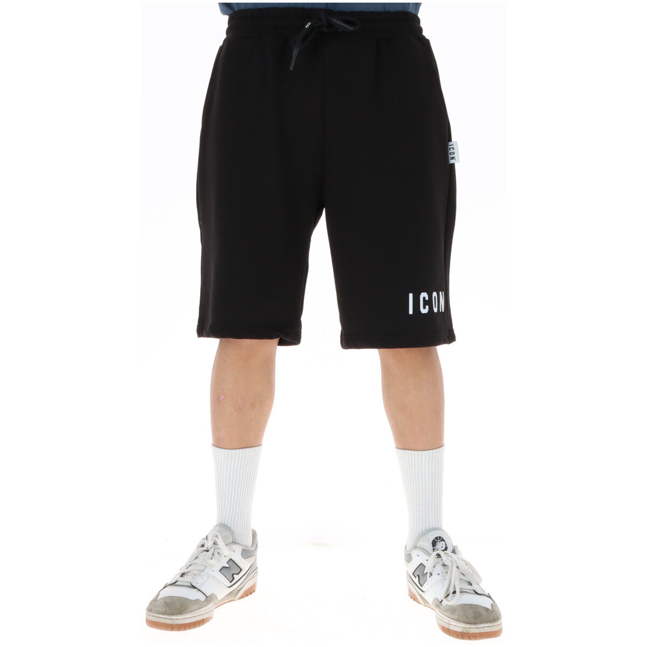 Bermuda ICON Core Logo; 87% Cotone, 13% Poliestere. Nero, stampa logo laterale, vita con lacci, Made in Italy. Short uomo streetwear leggeri e traspiranti, stagione PE26. Vista frontale 