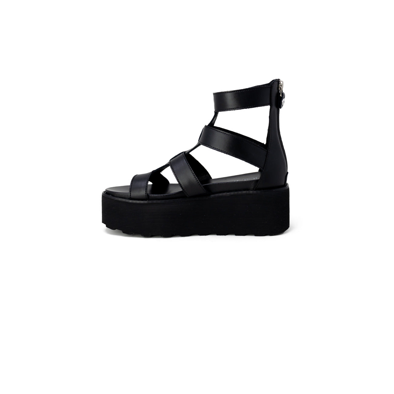 Sandali Platform Cult Nancy; Nero. Pelle e poliuretano, tacco 6 cm, suola dentellata. Chiusura con zip posteriore, logo metallico laterale. Stile grintoso e moderno.
