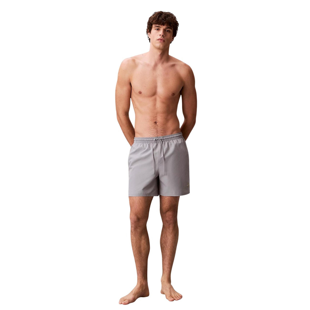Boxer Mare CK Jeans Grigio; 100% Poliestere Impermeabile. Coulisse regolabile, tasche anteriori e posteriori con velcro, slip in rete. Lunghezza media, asciugatura ultra-rapida, stile moderno. Figura intera 