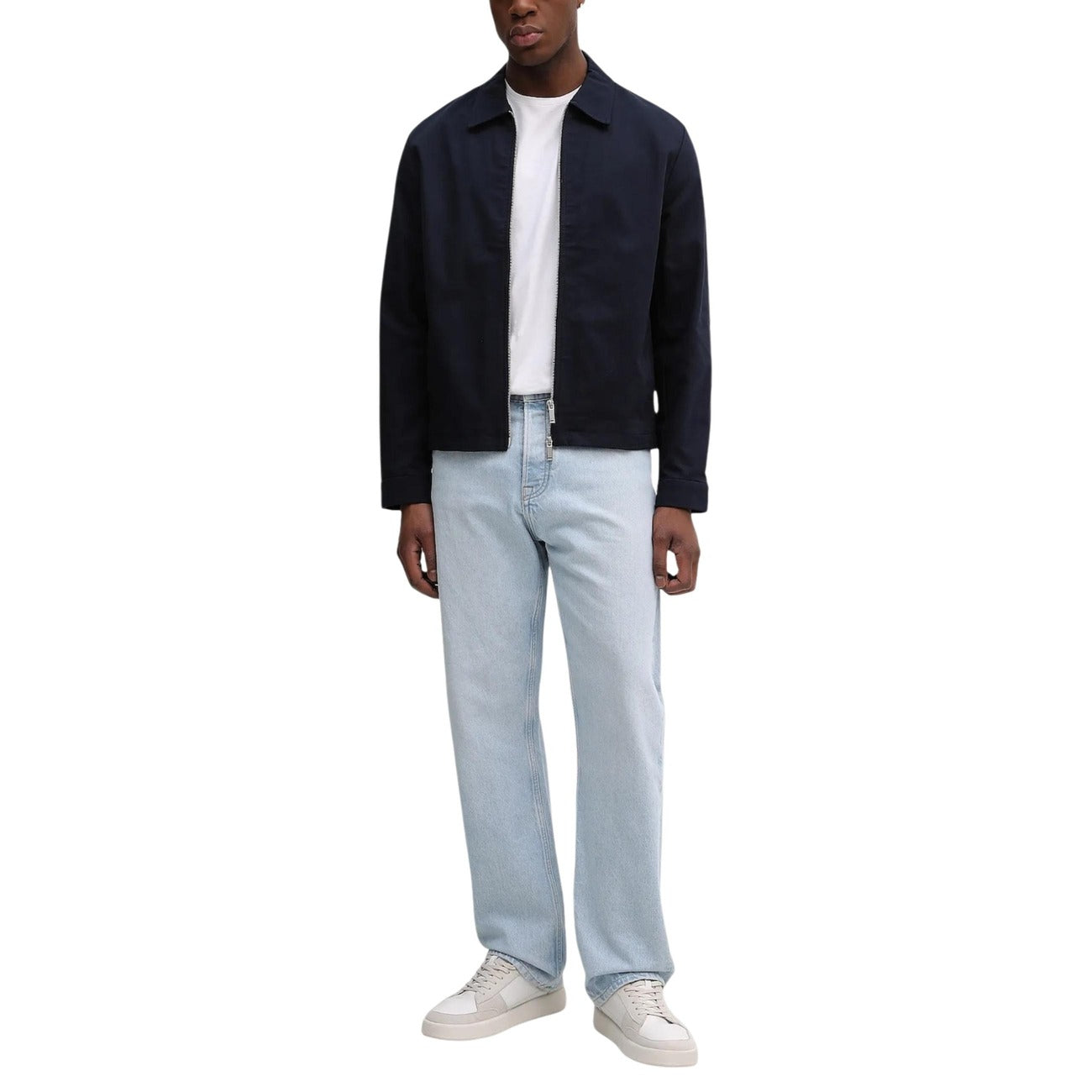 Giacca Calvin Klein uomo blu con cerniera - vista frontale indossata da modello figura intera
