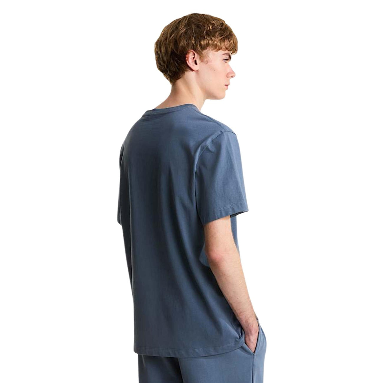 T-shirt The North Face Essential Relax; 100% cotone jersey, 180g. Vestibilità relaxed, spalle scese, stampa a base d'acqua. T-shirt ampia, fresca e resistente, perfetta per il tempo libero. Colore grigio blu vista posteriore