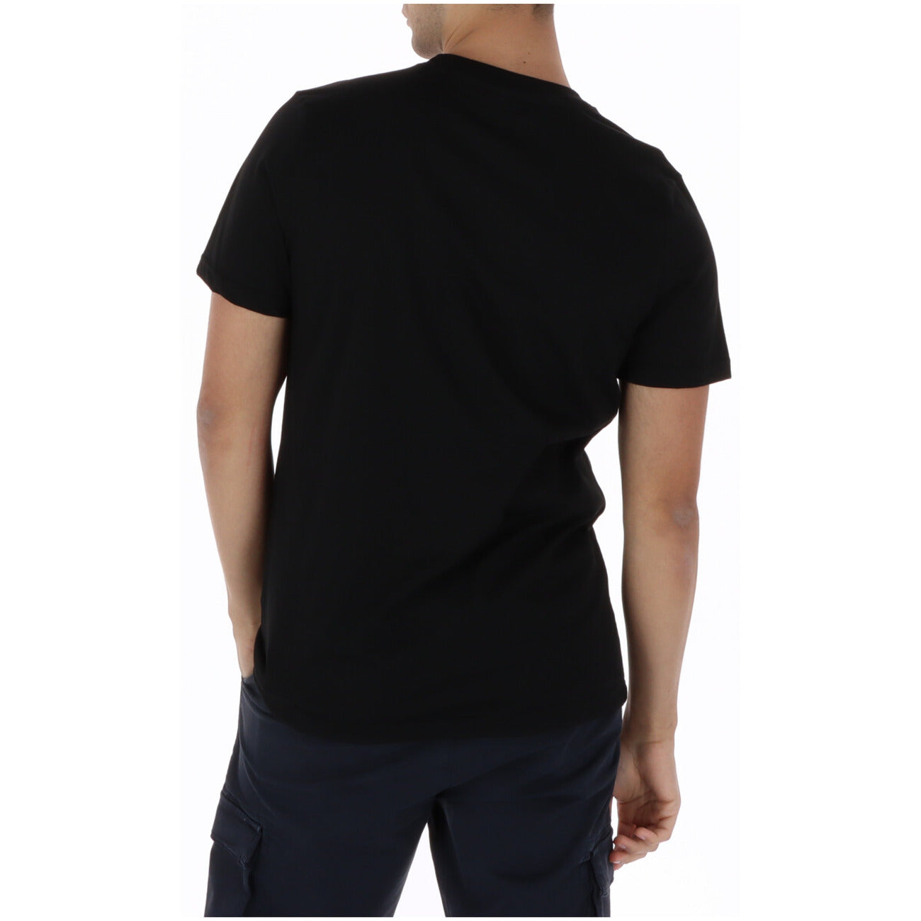 T-shirt ICON Organic Cotton; 100% cotone bio. Scollo tondo, maniche corte, fibre naturali. Maglia uomo ecologica, ultra-morbida e resistente. Colore nero con scritta bianco. Vista posteriore 