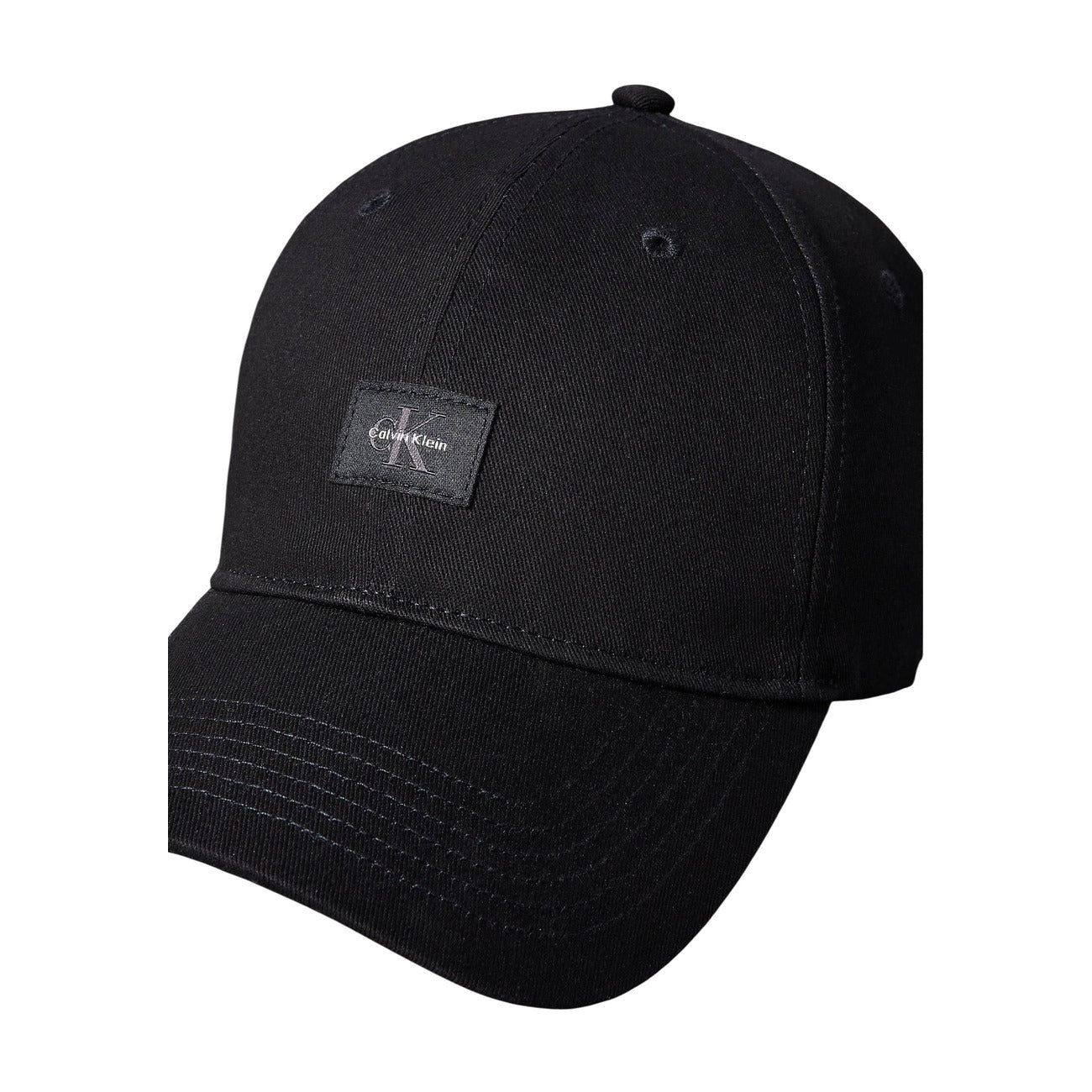 Cappello Calvin Klein uomo nero 100% cotone - vista frontale in primo piano con dettaglio logo

