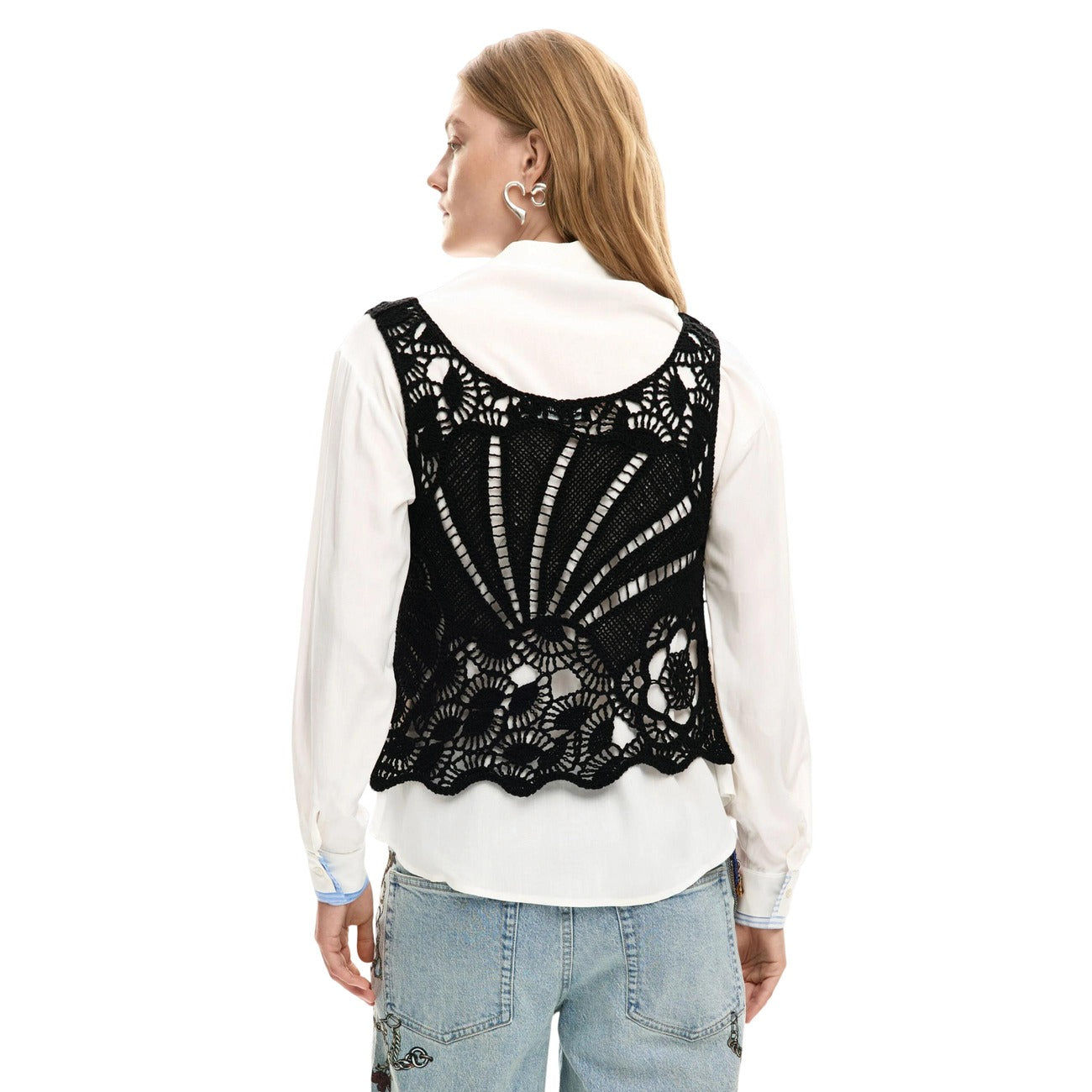 Camicia Desigual con Gilet Crochet; 95% Cotone. Set 2-in-1 multicolore e bianco. Colletto classico, polsini a contrasto, motivi lavorati a mano. Capi separabili, collezione SS26. Vista posteriore 