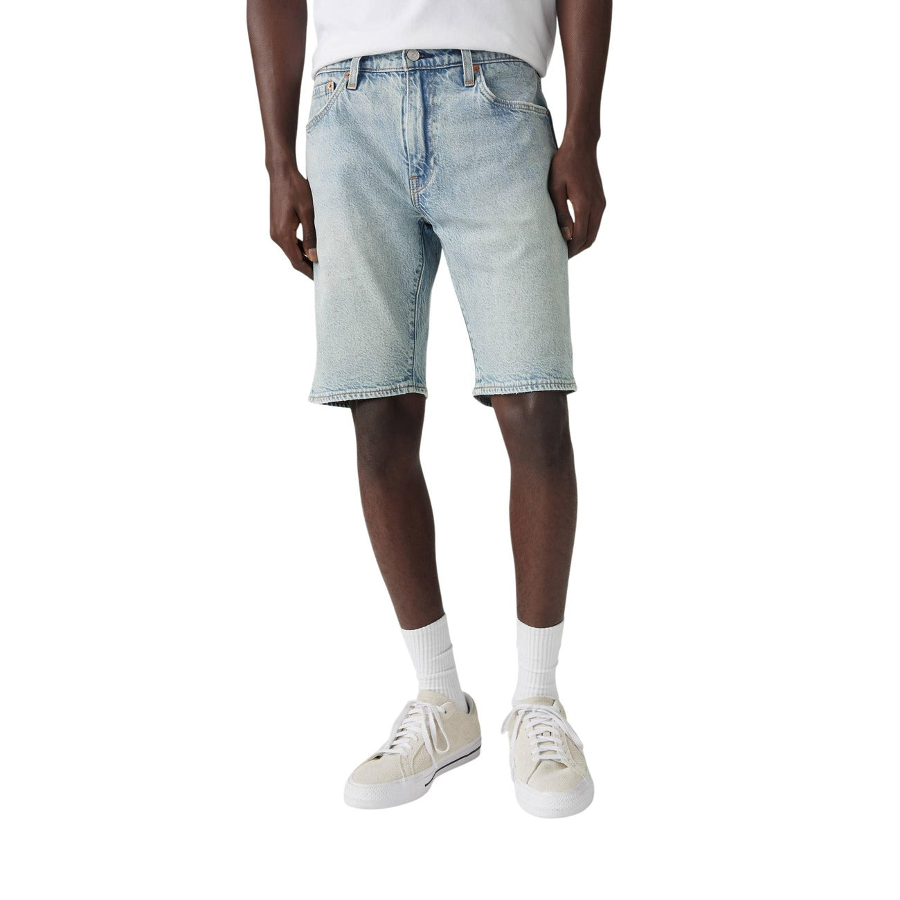 Levi's® 405™ Standard Shorts; denim 5 tasche, gamba dritta, vestibilità regolare. Il pantaloncino di jeans essenziale e versatile. Vista frontale 