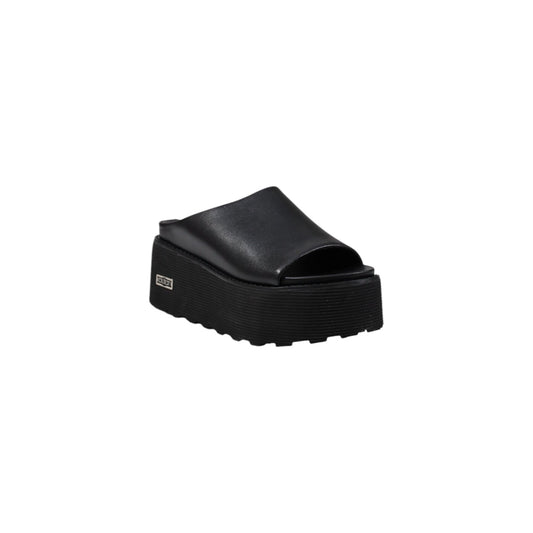 Cult Nancy 3457 W; Sandalo Platform Nero. 100% Pelle, tacco 8 cm. Suola spessa ammortizzata, chiusura con fibbia, stile urban-chic. Vista frontale 