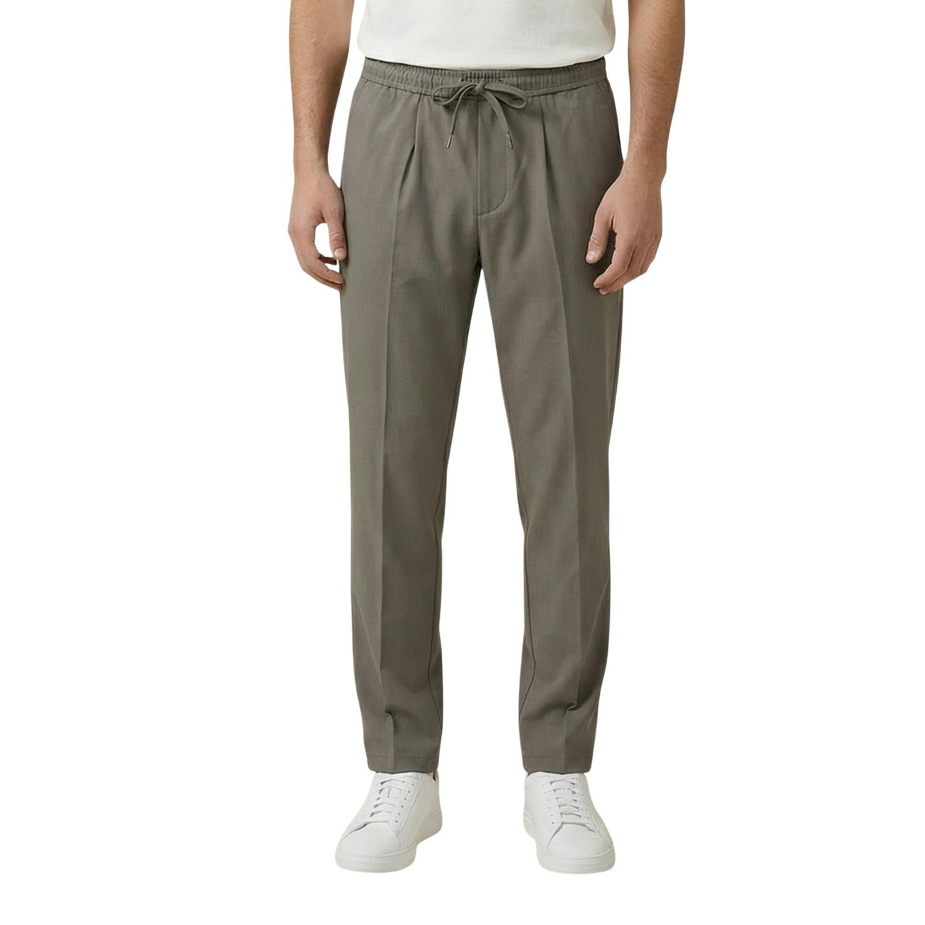 Gianni Lupo Pantaloni Verdi Comfort Stretch; vita con elastico e laccio, piega classica e tessuto flessibile, il perfetto equilibrio tra eleganza moderna e massima libertà di movimento. Vista frontale 