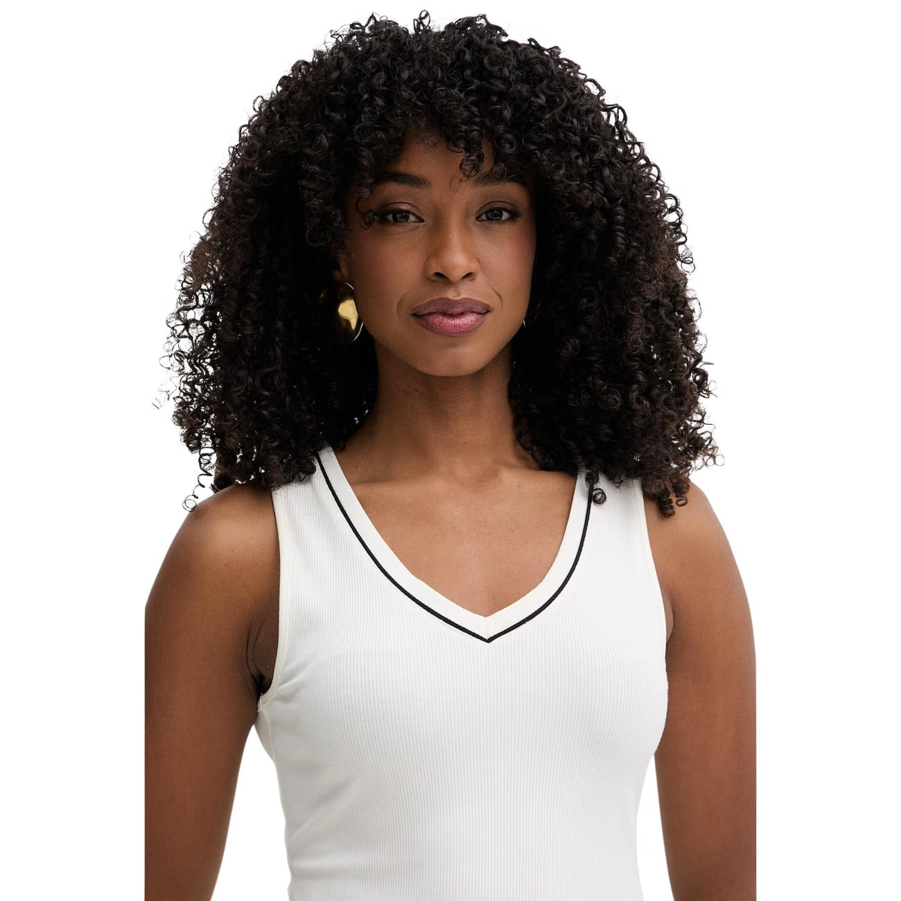 Canotta Loungewear Signature; 93% Viscosa, 7% Elastan. Scollo a V, profili in contrasto, tessuto fluido. Maglia intima/relax donna morbida e traspirante per la PE26.