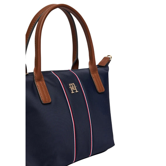 Mini Tote Tommy Hilfiger Blu; Nylon riciclato e Pelle. Chiusura con zip, manici rigidi e tracolla removibile. Dettaglio logo metallico e bande Corporate. Dimensioni 20x11x11 cm. Design iconico e sostenibile.