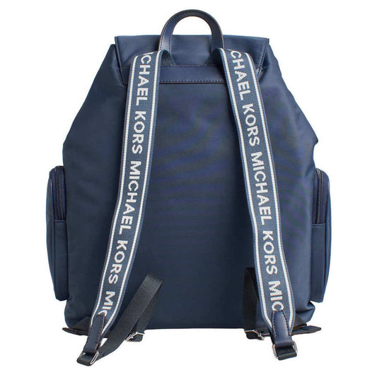 Michael Kors Zaino Khai Blu; zaino in tessuto resistente con loghi distintivi e ampi scomparti. Dimensioni generose e spallacci ergonomici per un look urban sofisticato. Vista posteriore dettaglio logo 