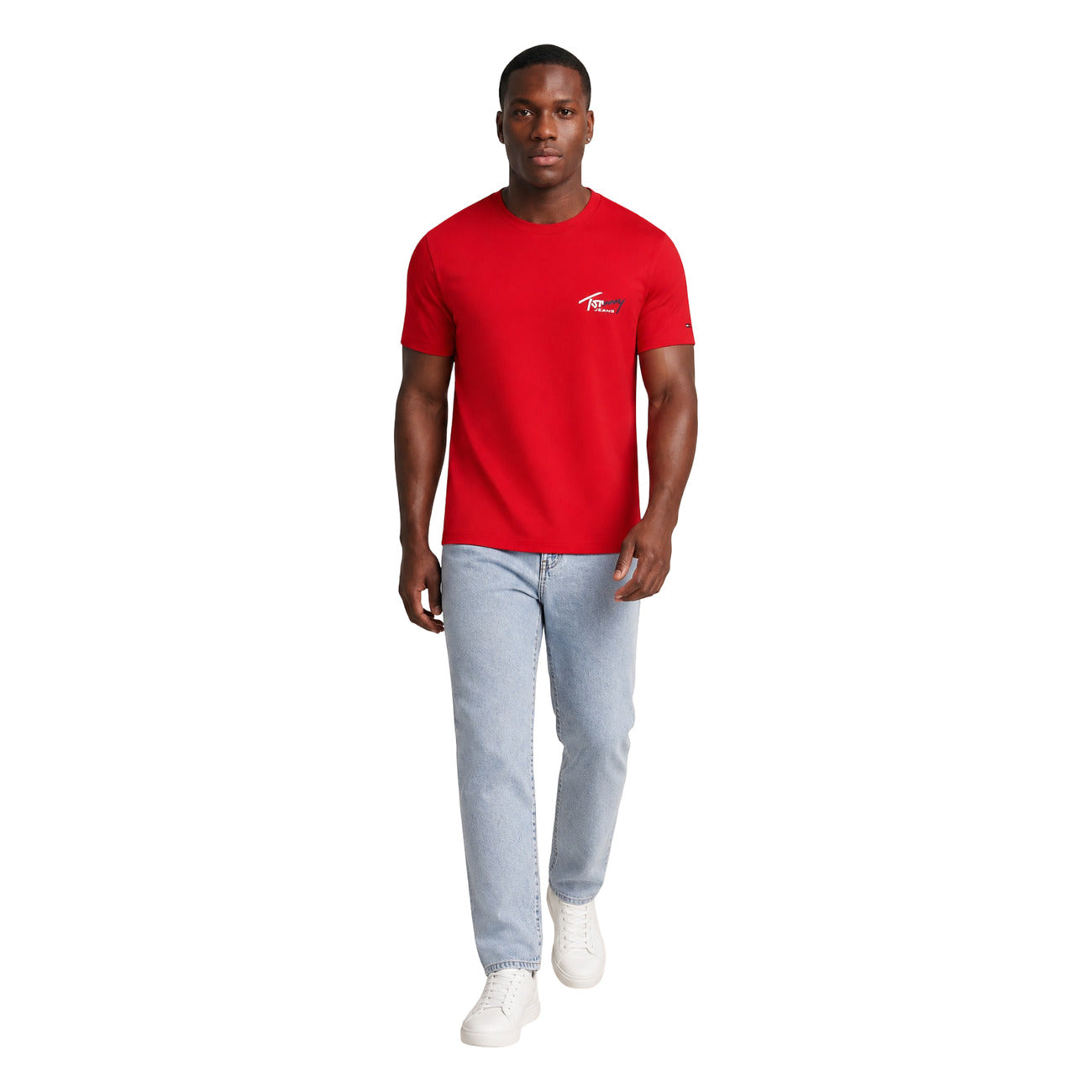 T-shirt Uomo Rossa Tommy Hilfiger Jeans; Cotone Rigenerato. Taglio regular fit, scollo a girocollo e maniche corte. Logo istituzionale ricamato sul petto, stile casual leggero quattro stagioni. Figura intera frontale 
