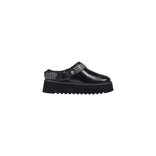 Stivaletti Pinko MARTINA 05 neri con borchie donna SD0573P001. Ankle boots in pelle nera con fascia con borchie argentate, suola zeppa alta 5 cm con fondo dentellato e leggera zeppa in EVA, scarpe invernali rock-chic da donna.