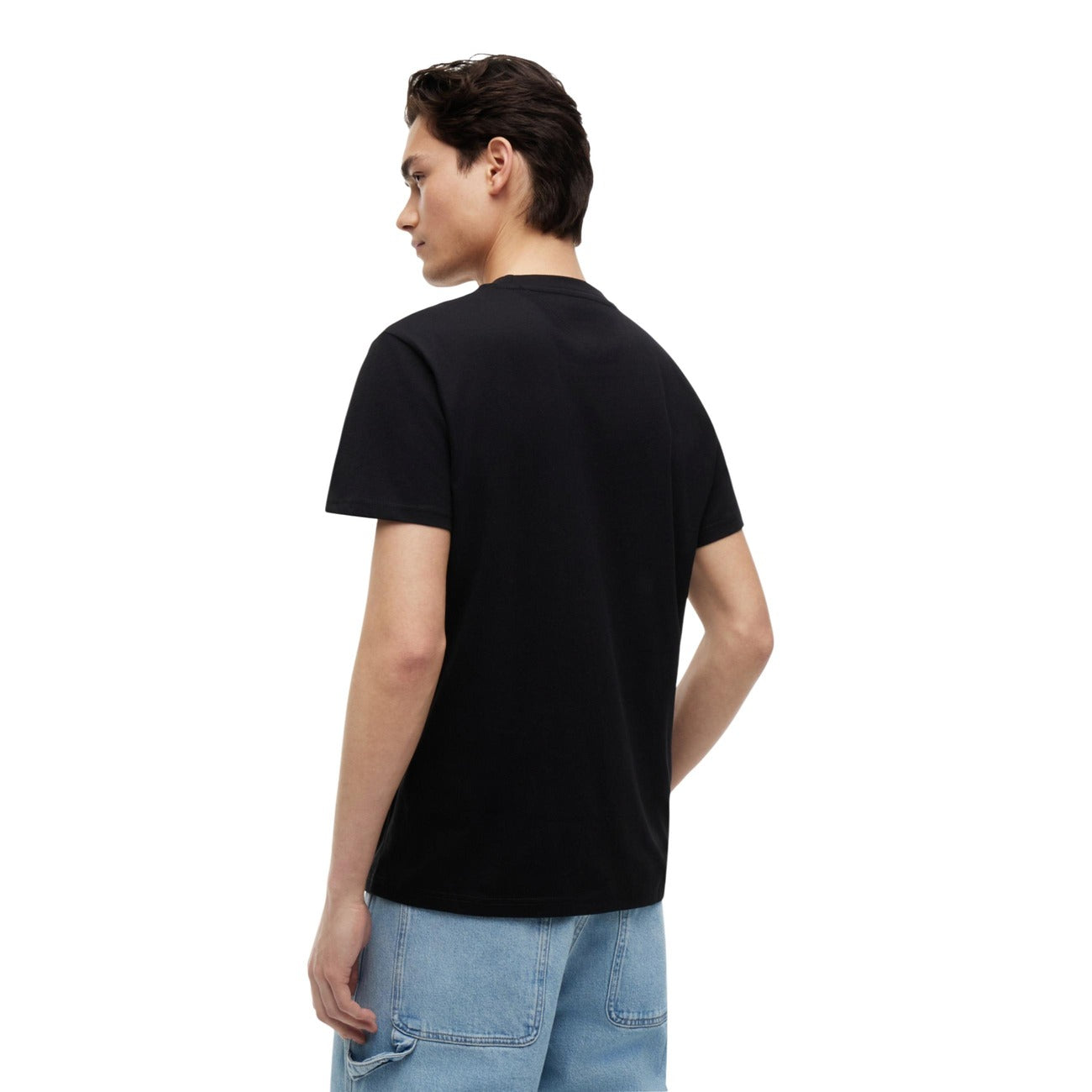T-shirt Nero Tommy Jeans; Maxi Logo. 100% Cotone Rigenerato. Regular fit, maniche corte, design iconico e sostenibile. Ideale per jeans e look sportivi. Posteriore 