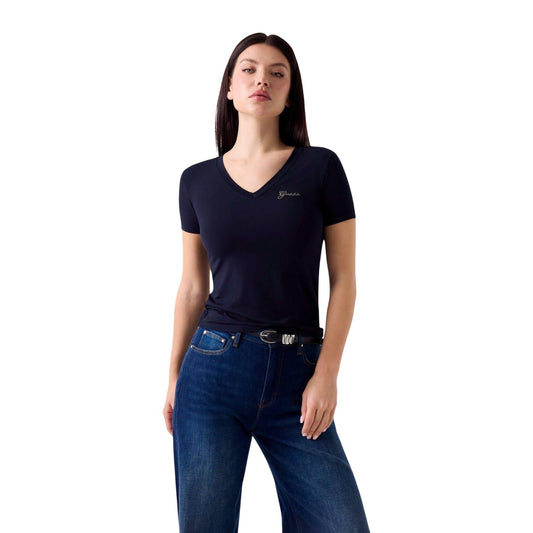 T-shirt Guess donna blu con scollo a V modello W6YI13 K3853. Maglietta a maniche corte slim fit in tessuto traspirante di modal elasticizzato blu scuro con piccolo logo Guess sul davanti, maglia estiva casual e comoda per la bella stagione.