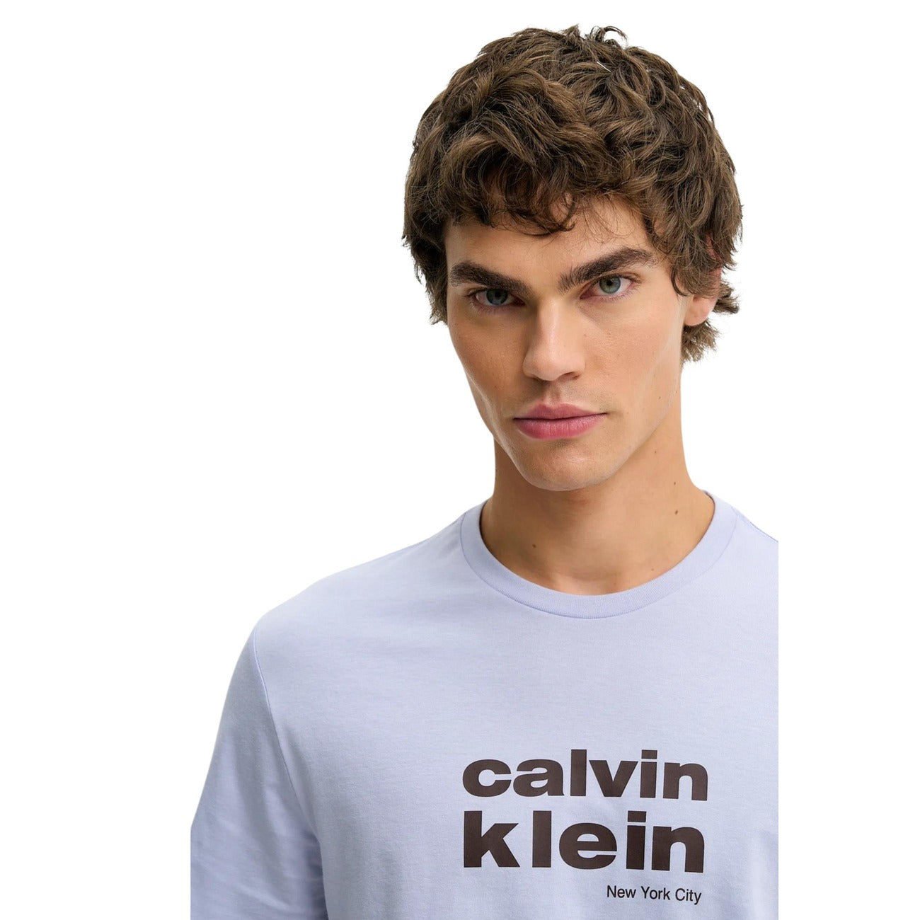 T-shirt CK Jeans NYC; 100% Cotone. Vestibilità regolare, logo New York City frontale, maniche corte. Maglia uomo fresca e iconica per la stagione PE26. Dettaglio logo 