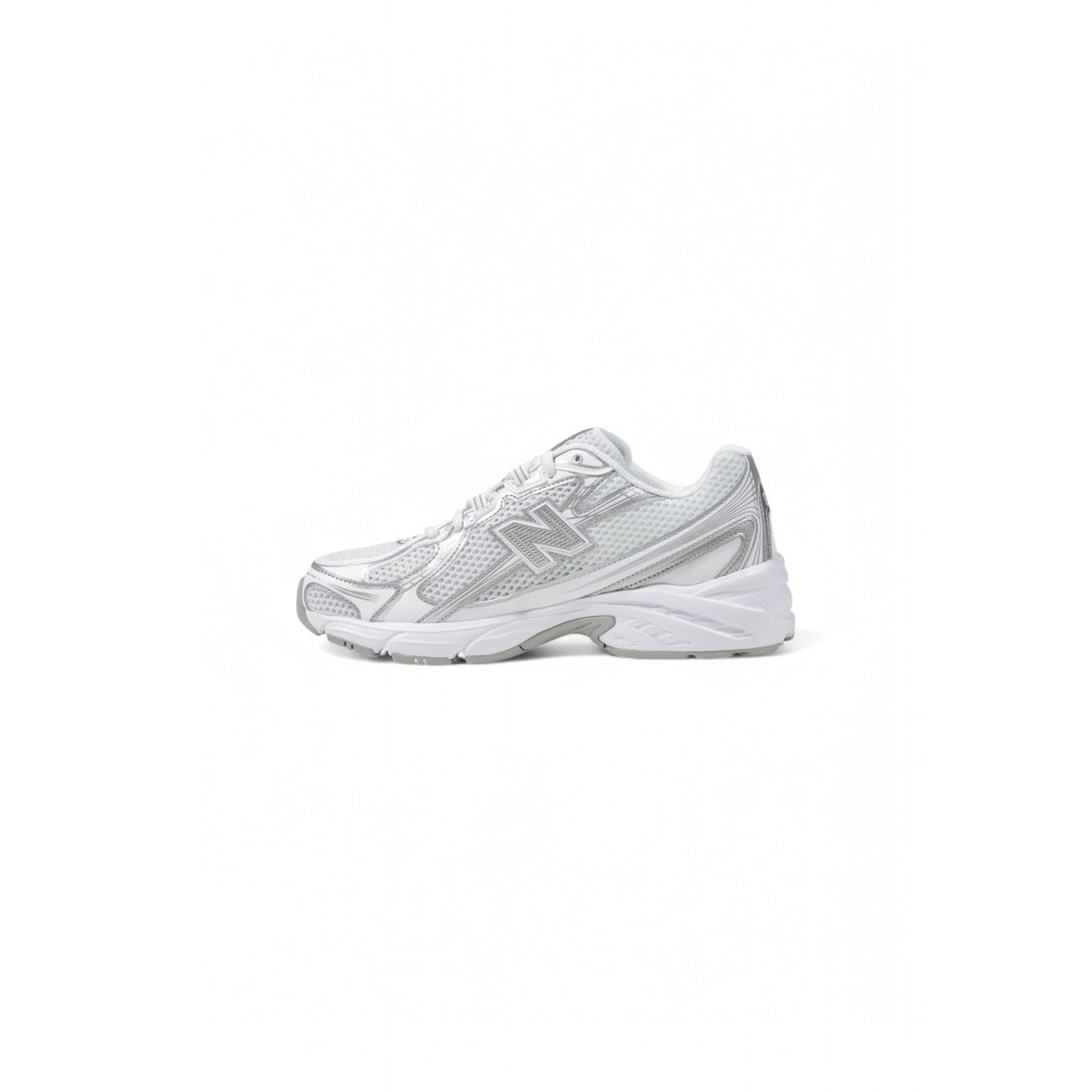 sneaker New Balance 740 nel colore bianco e argento. Questa scarpa unisce elementi retrò e modernità, con una silhouette dinamica ispirata al running degli anni 2000 Vista laterale 