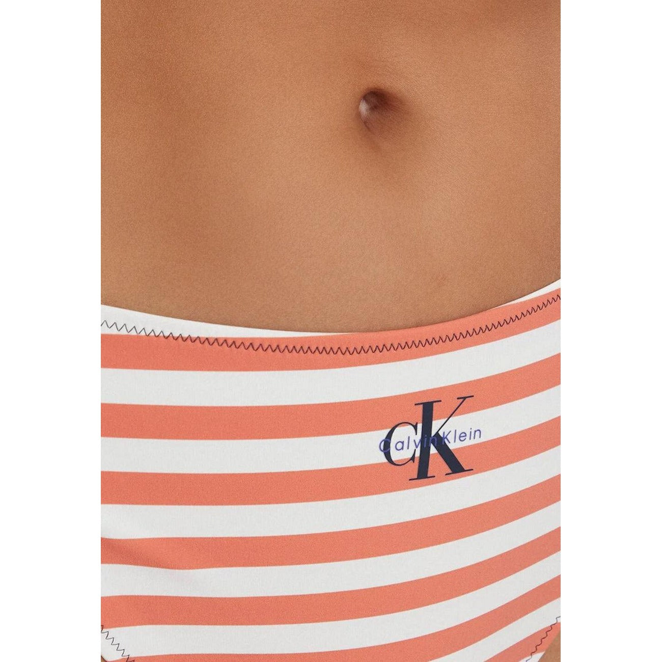Bikini Arancione CK Jeans; High Leg. Top a fascia, spalline larghe, slip sgambato. Tessuto stretch riciclato, logo CK frontale, asciugatura rapida. Stile audace e sostenibile.