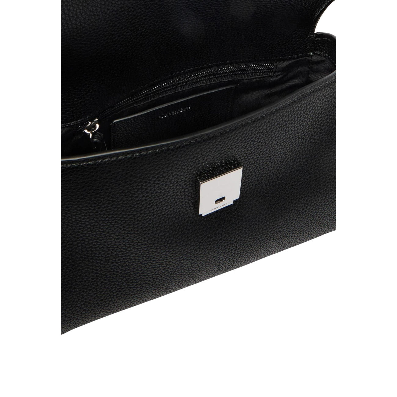 Borsa a spalla Calvin Klein in ecopelle martellata; chiusura magnetica, tasca interna, tracolla regolabile. Design compatto ed elegante. Colore nero dettaglio apertura 