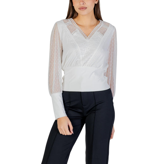 Morgan De Toi 251-TAGADO, maglia bianca donna con maniche in tulle a pois e scollo in pizzo; tessuto elasticizzato confortevole, stile romantico e contemporaneo per occasioni speciali. Vista frontale 