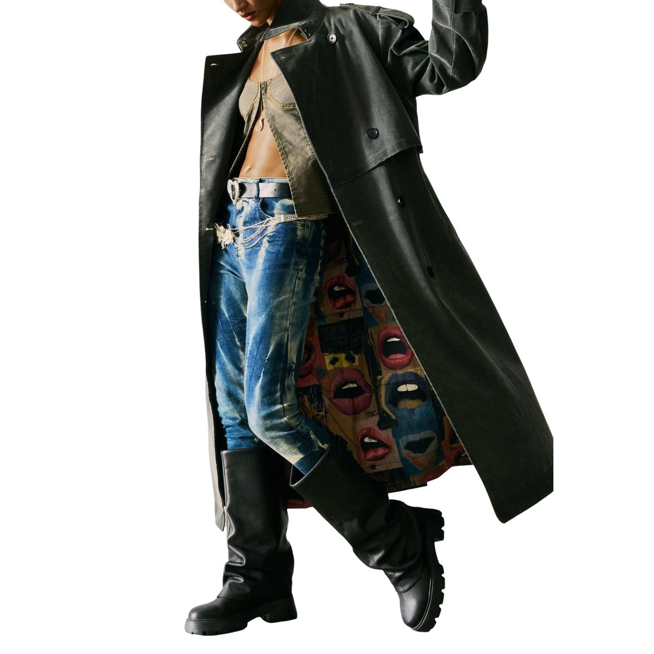 Cappotto Desigual donna grigio con bottoni bavero manica lunga 100% poliuretano - vista laterale indossato da modello
