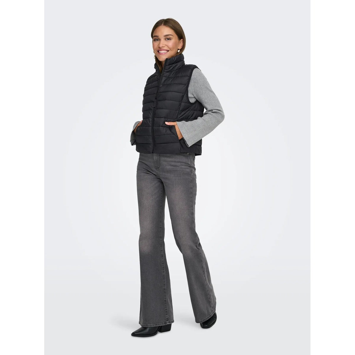 Gilet smanicato da donna Only codice 15351970 in nylon nero resistente all'acqua con collo alto, chiusura a zip e tasche con cerniera.
