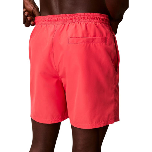 Boxer mare Calvin Klein CK Monogram; 100% poliestere impermeabile, vita elastica con coulisse, tasche multiuso, slip interno in rete. Stile iconico ispirato agli archivi. Colore corallo, vista posteriore 