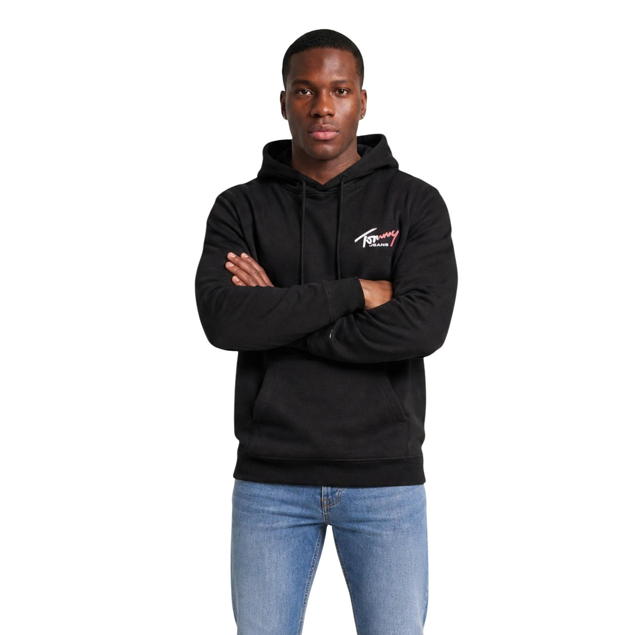 Felpa Nera Tommy Jeans; 100% Cotone Rigenerato. Cappuccio con coulisse, tasca a marsupio, logo ricamato. Morbida, sostenibile e versatile. Il must-have per la mezza stagione. Vista frontale 